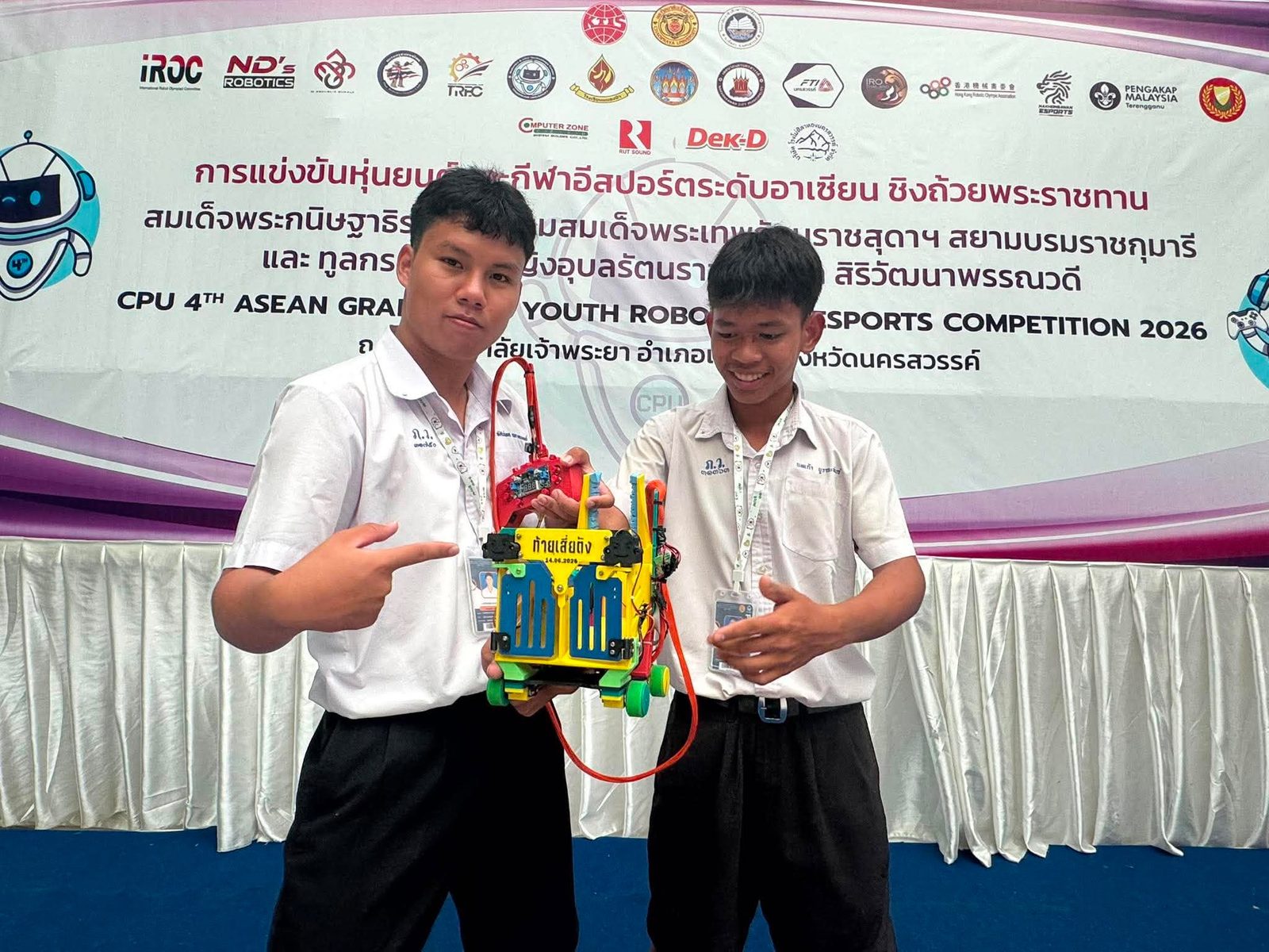 ทีมงานกับหุ่นยนต์ ณ CPU 4th ASEAN Grand Prix 2026