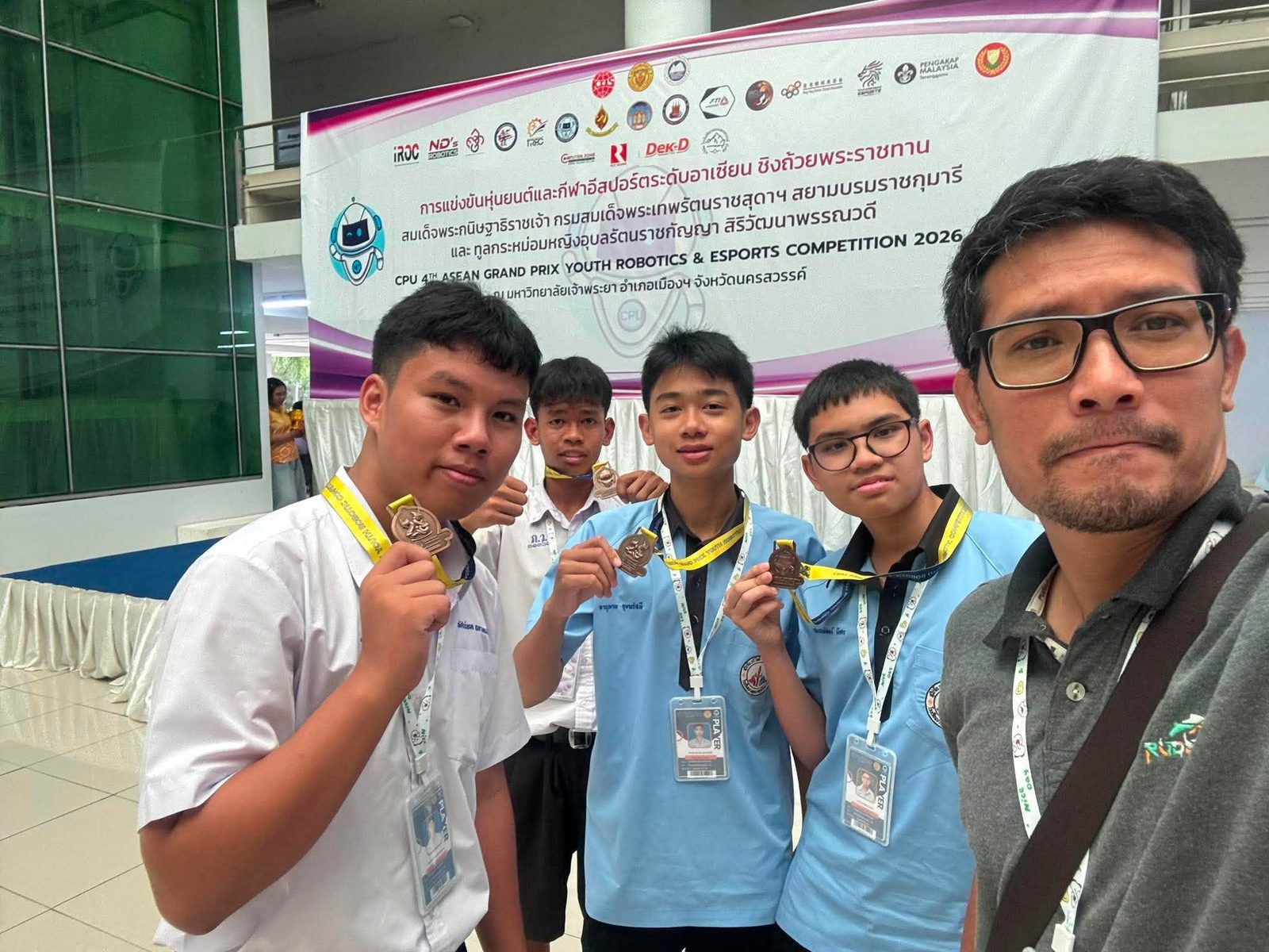 ทีมงานพร้อมเหรียญรางวัล CPU ASEAN Grand Prix