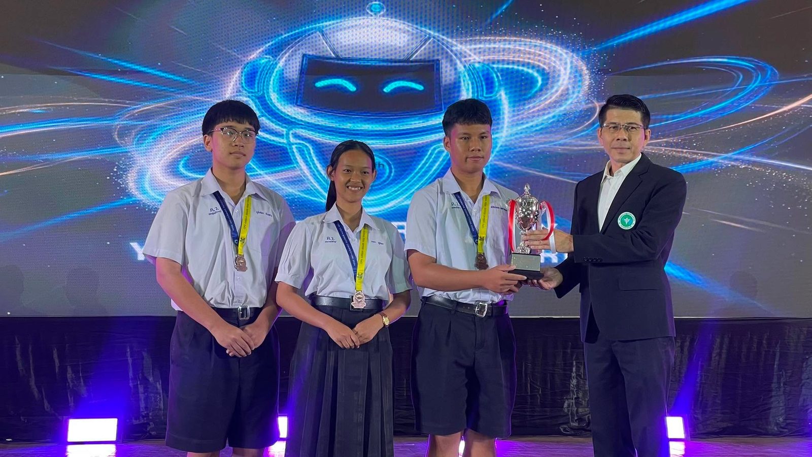 ขึ้นรับถ้วยรางวัลบนเวที
